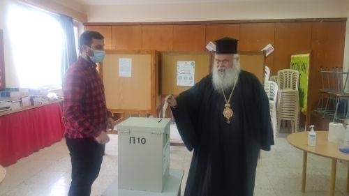 Αρχιεπίσκοπος Γεώργιος: Άσκησε το εκλογικό του δικαίωμα στο Δημοτικό Σχολείο Κάτω Περβολιών (ΦΩΤΟ)