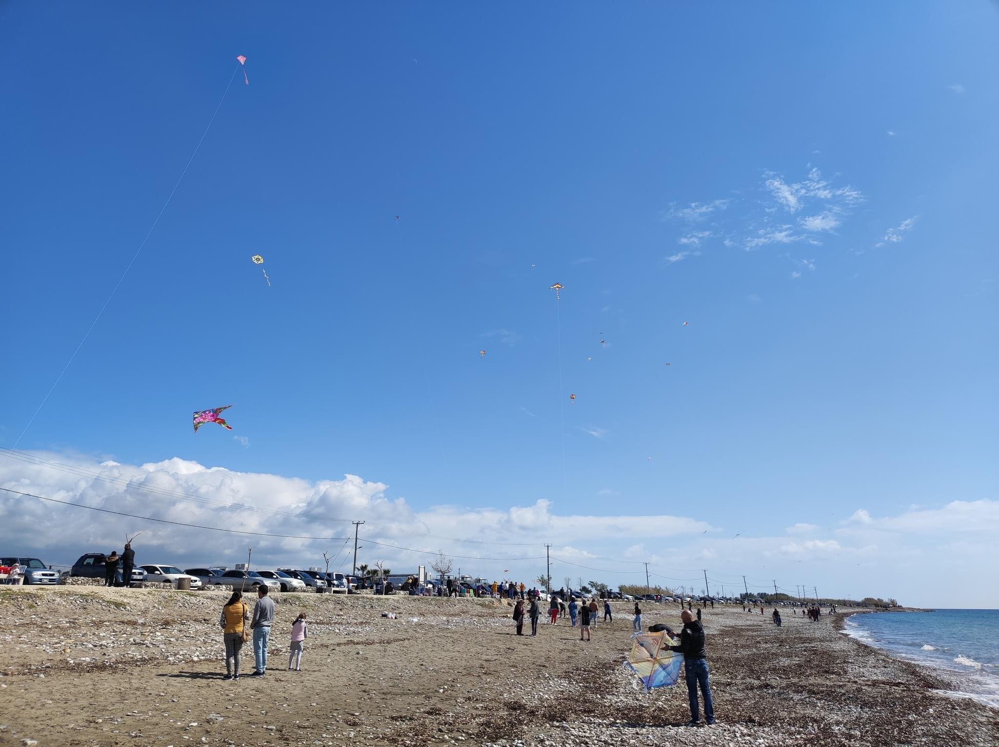Καθαρά Δευτέρα στη Δημοτική παραλία Γεροσκηπου με δωρεάν λουκουμάδες σε ολους