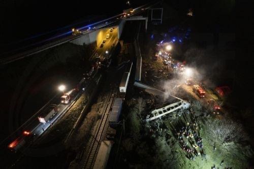 Θρήνος για την πολύνεκρη σύγκρουση τρένων στα Τέμπη