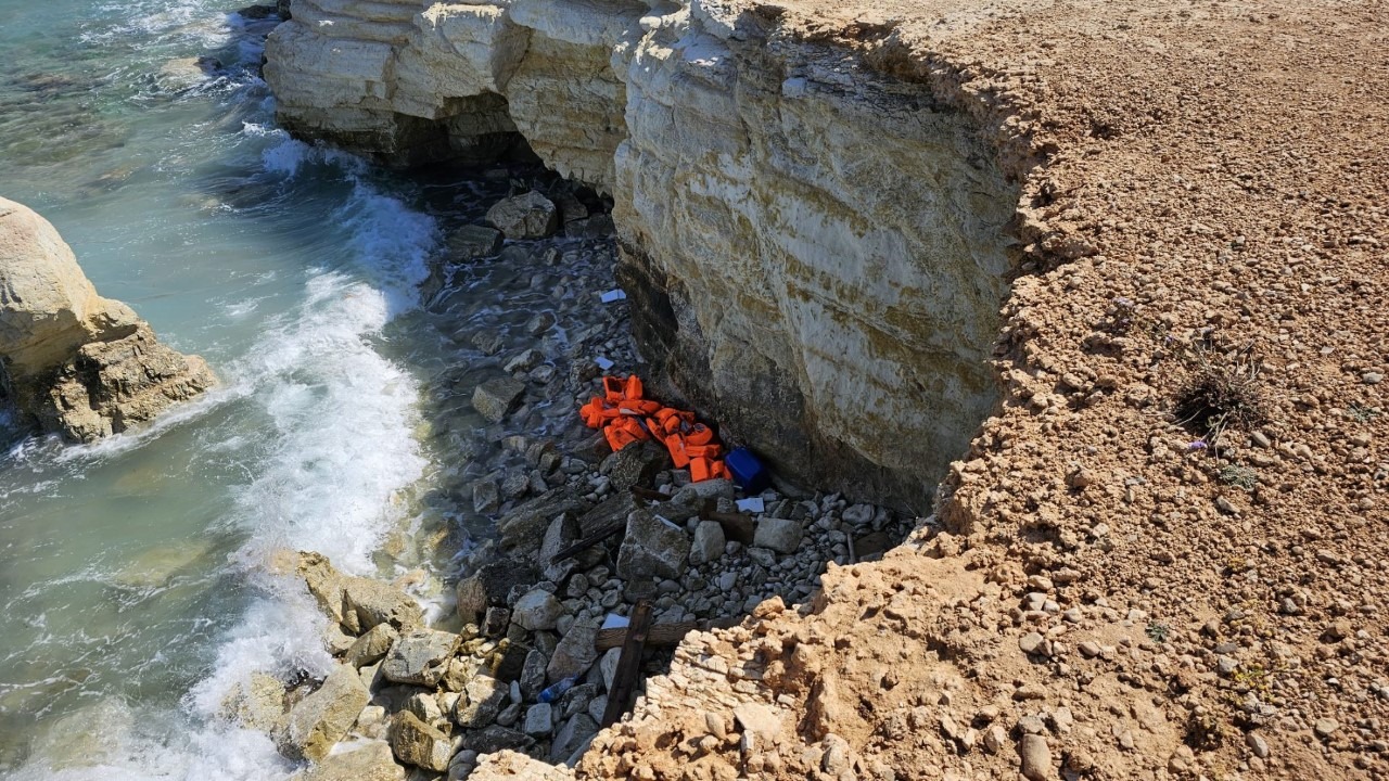 Πάφος: Συνεχίζονται οι έρευνες μετά από εντοπισμό σωσιβίων στις Θαλασσινές Σπηλιές