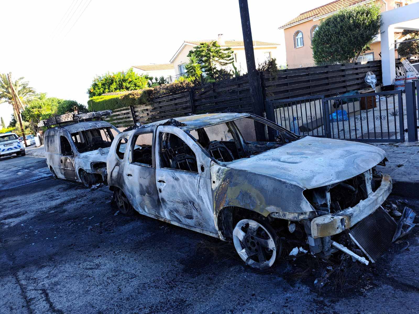Πάφος: Σε κινητοποίηση η πυροσβεστική τα ξημερώματα, φωτιά σε δύο οχήματα στη Κισσόνεργα