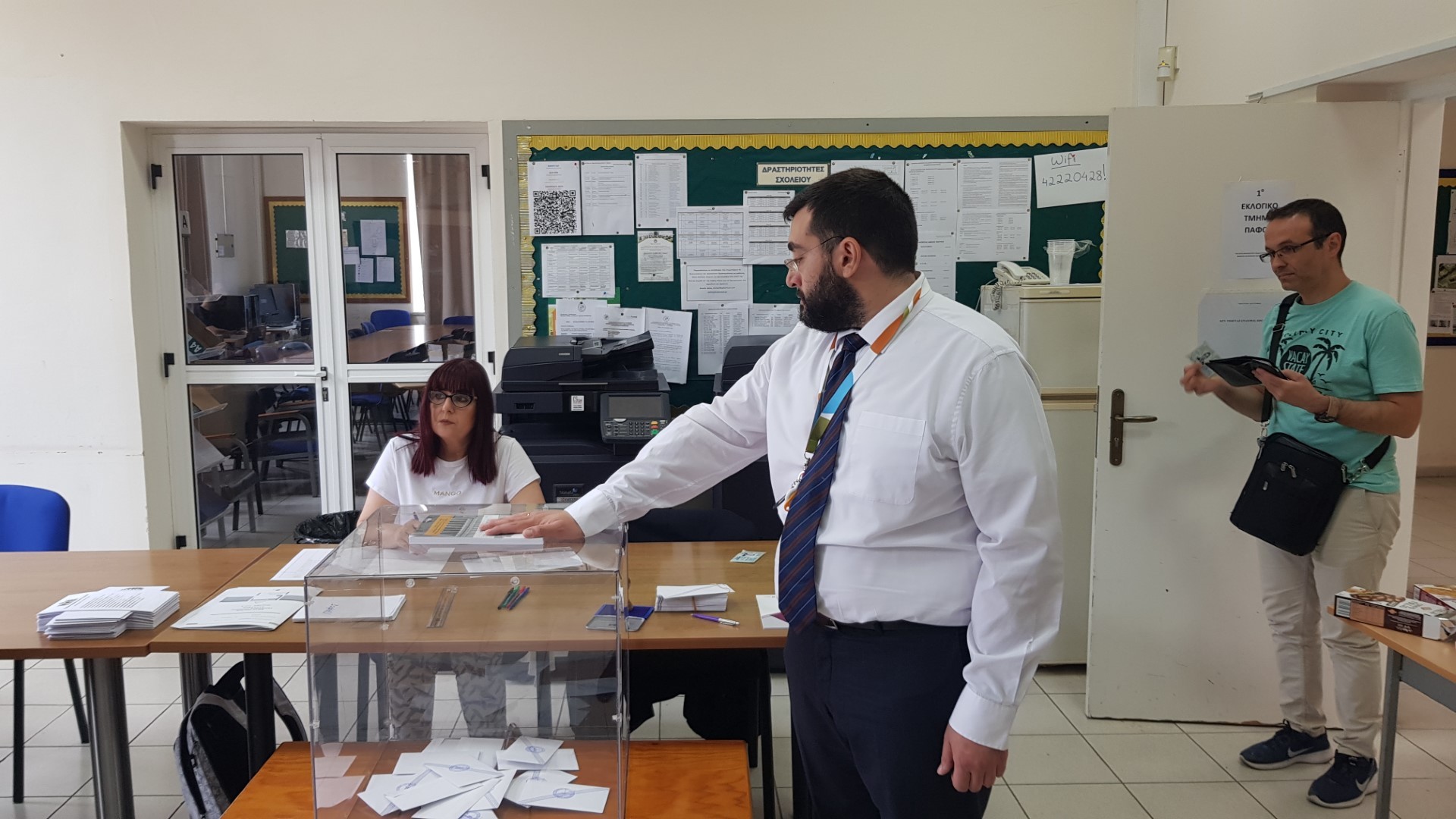 Ομαλά η ψηφοφορία για τις ελληνικές εκλογές στα εκλογικά κέντρα στην Κύπρο