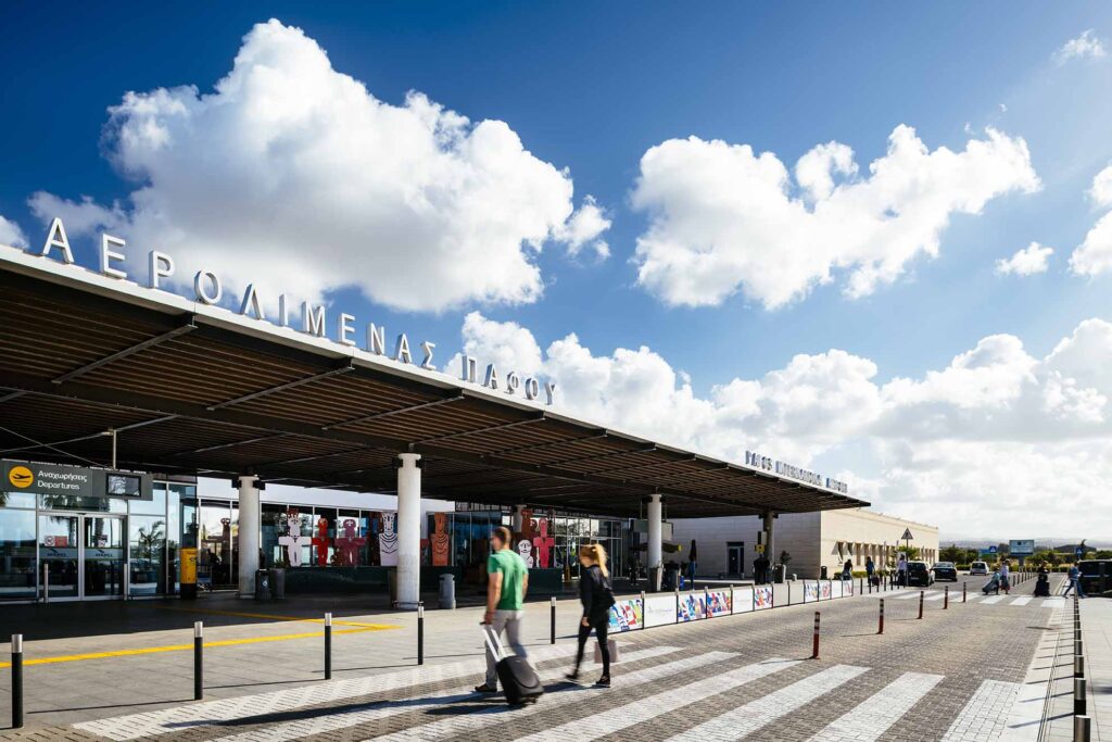 Με 64 κούτες αδασμοφορολόγητων τσιγάρων προσπάθησε να ταξιδέψει 34χρονη από Πάφο
