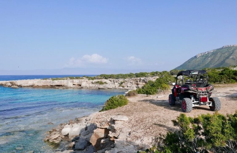 Έκτακτο: Όχημα τύπου buggy κατέπεσε σε γκρεμό στον Ακάμα