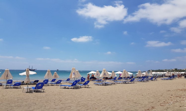 Σκουπίδια και βανδαλισμοί από λουόμενους στο παραλιακό μέτωπο Γεροσκήπου