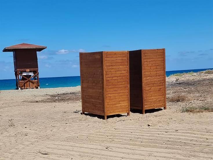 ΤΑΘΕ: Μετακινούνται οι ξαπλώστρες στην παραλία Γιαλιάς σύμφωνα με όρους άδειας