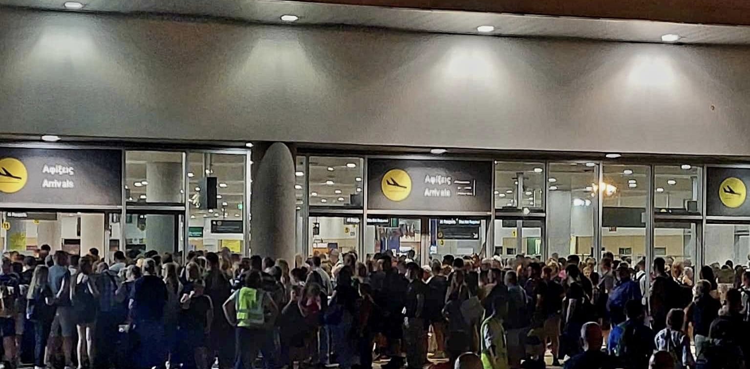 Ο κακός χαμός στο αεροδρόμιο Πάφου- Συνωστισμός και ταλαιπωρία επιβατών (ΦΩΤΟ)