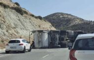 Ανατροπή φορτηγού στον αυτοκινητόδρομο Λεμεσού- Παφου