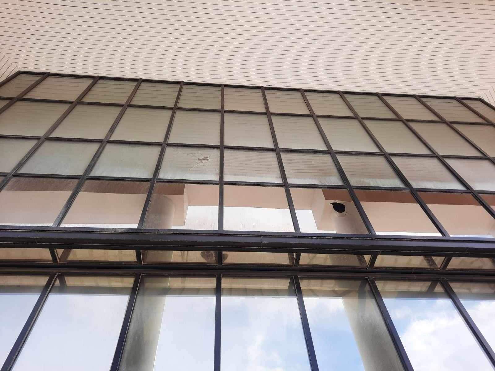 Γυαλιά καρφιά στο δικαστήριο μετά απο πετροβολισμό