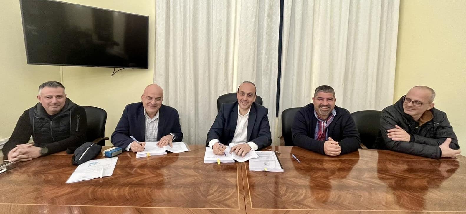 Πάφος: Υπογράφηκε το συμβόλαιο για προμήθεια και εγκατάσταση μηχανών στάθμευσης