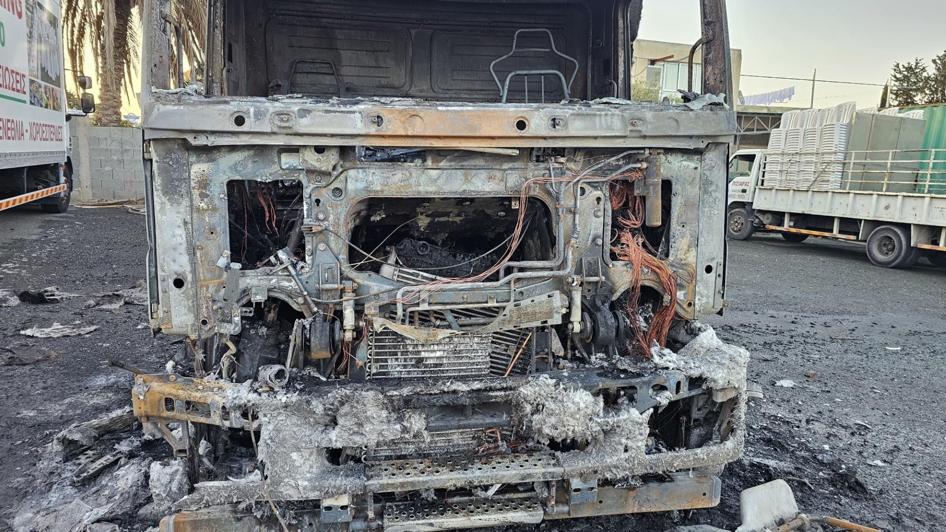 Στάχτη έγινε εκπαιδευτικό φορτηγό όχημα 58χρονου στην Πάφο (ΦΩΤΟ)