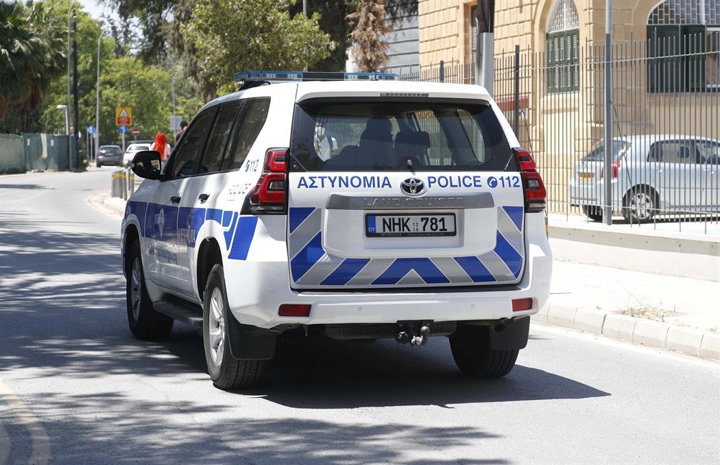 Σύλληψη δυο προσώπων για τον εμπρησμό οχημάτων ζεύγους στην Πάφο έξω από την οικία τους