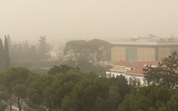 Καιρός: Τοπικές βροχές και σκόνη μέχρι την Δευτέρα