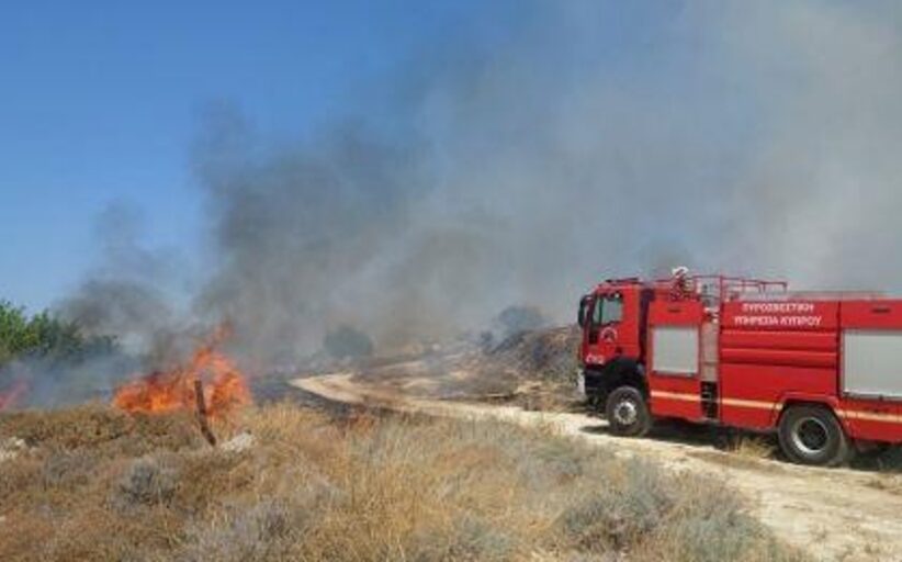 Πυροσβεστικά οχήματα από όλες τις επαρχίες για κατάσβεση πυρκαγιάς στην επαρχία Πάφου