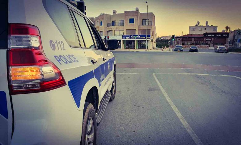 Χειροπέδες σε αλλοδαπό που κυκλοφορούσε με πλαστή άδεια
