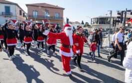Η Πάφος γέμισε με Άη Βασίληδες: Γιορτινή ατμόσφαιρα για μικρούς και μεγάλους (ΦΩΤΟ)