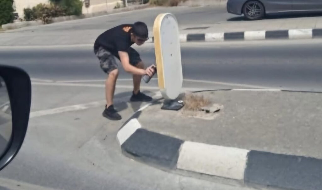 Πάφος: Συνελήφθη 17χρονος για τα συνθήματα στην πλατεία Κένεντυ