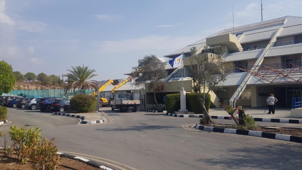 Τρομακτικό τροχαίο στον δρόμο Πάφου-Πόλης Χρυσοχούς: Απέκοψε πάσσαλο της ΑΗΚ