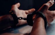 Χαμός στην Έμπα: Μολότοφ, συγκρούσεις και άγριος ξυλοδαρμός νεαρού
