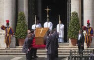 Περισσότεροι από 200.000 οι πιστοί στην κηδεία του Ποντίφικα