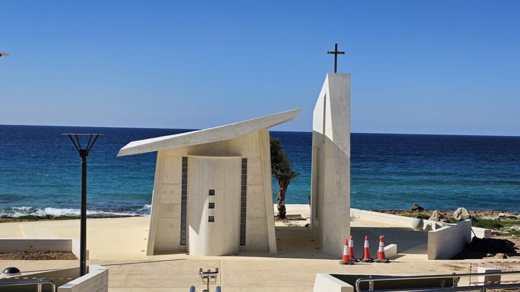 Μεγάλη επισκεψιμότητα στο εκκλησάκι της Παναγίας Θαλασσινής στο νέο παραλιακό πεζόδρομο