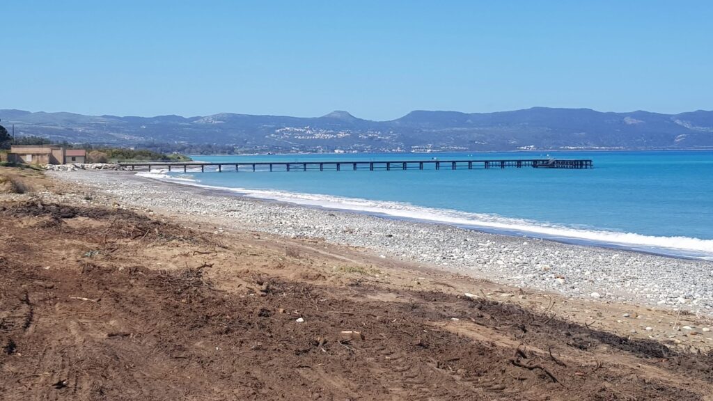 Επιχειρούν οι δυνάμεις πυρόσβεσης για κατάσβεση πυρκαγιάς σε αποθήκη στην Π. Χρυσοχούς