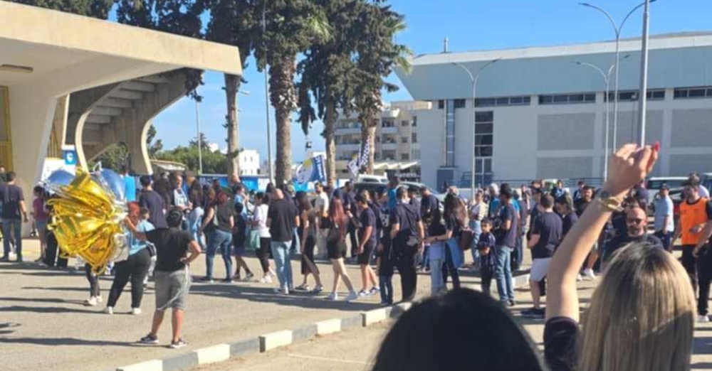 Πάφος F.C: Χιλιάδες κόσμου αναμένει να μπει στο γήπεδο - Φώτο