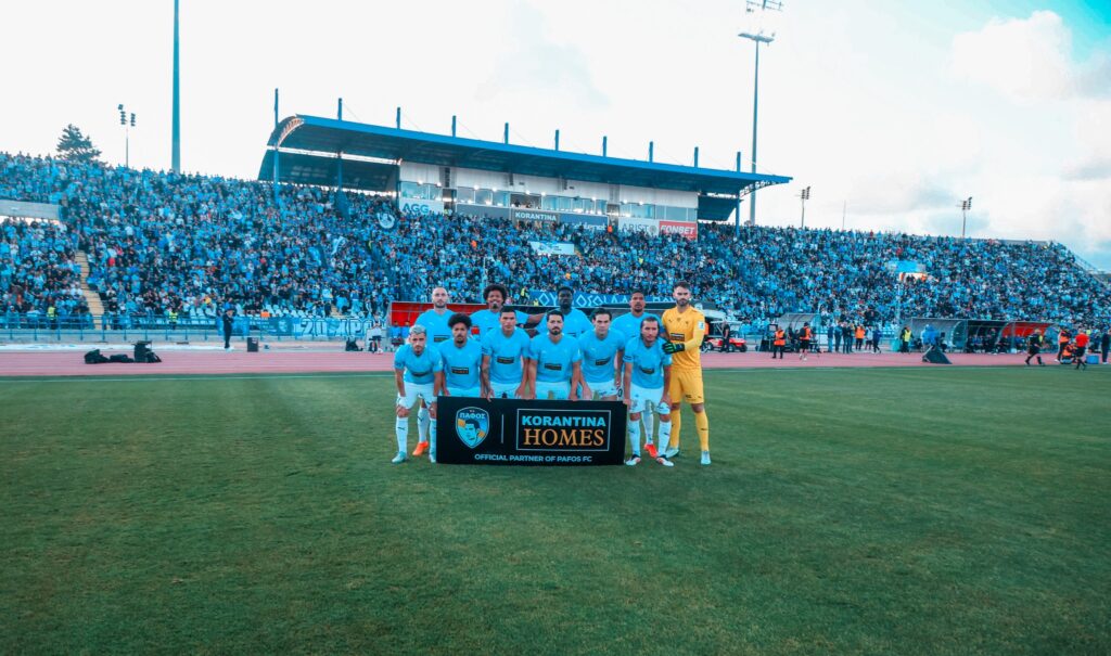 Απονέμει το τρόπαιο στην πρωταθλήτρια Πάφο FC ο Πρόεδρος Χριστοδουλίδης