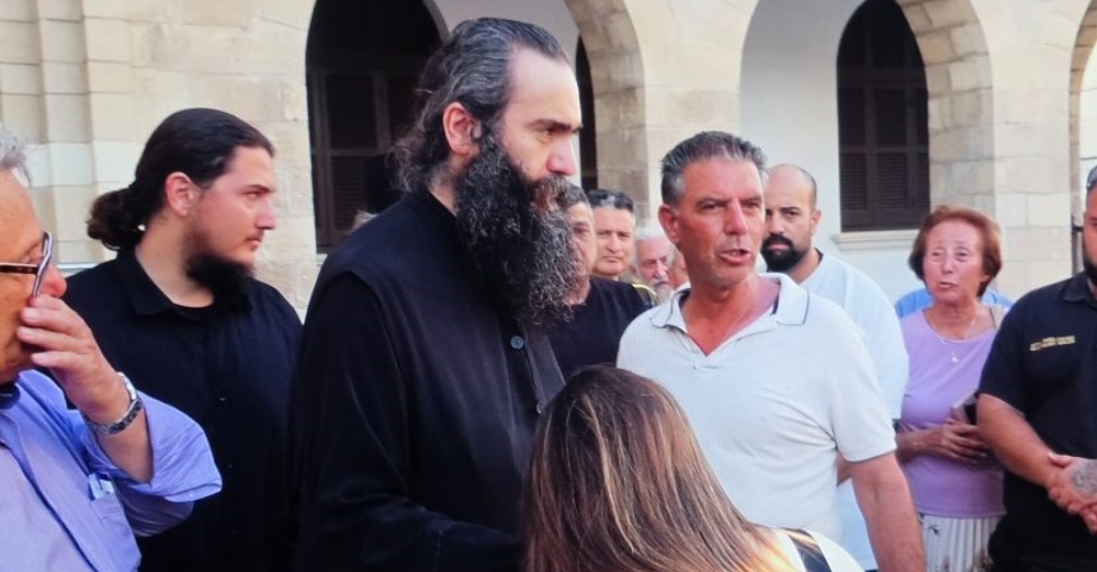 Εκδήλωση διαμαρτυρίας, για την παύση του Μητροπολίτη Πάφου Τυχικού