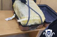 Φορτωμένος με «πραμάτεια» στο αεροδρόμιο Πάφου νεαρός: Του πέρασαν χειροπέδες