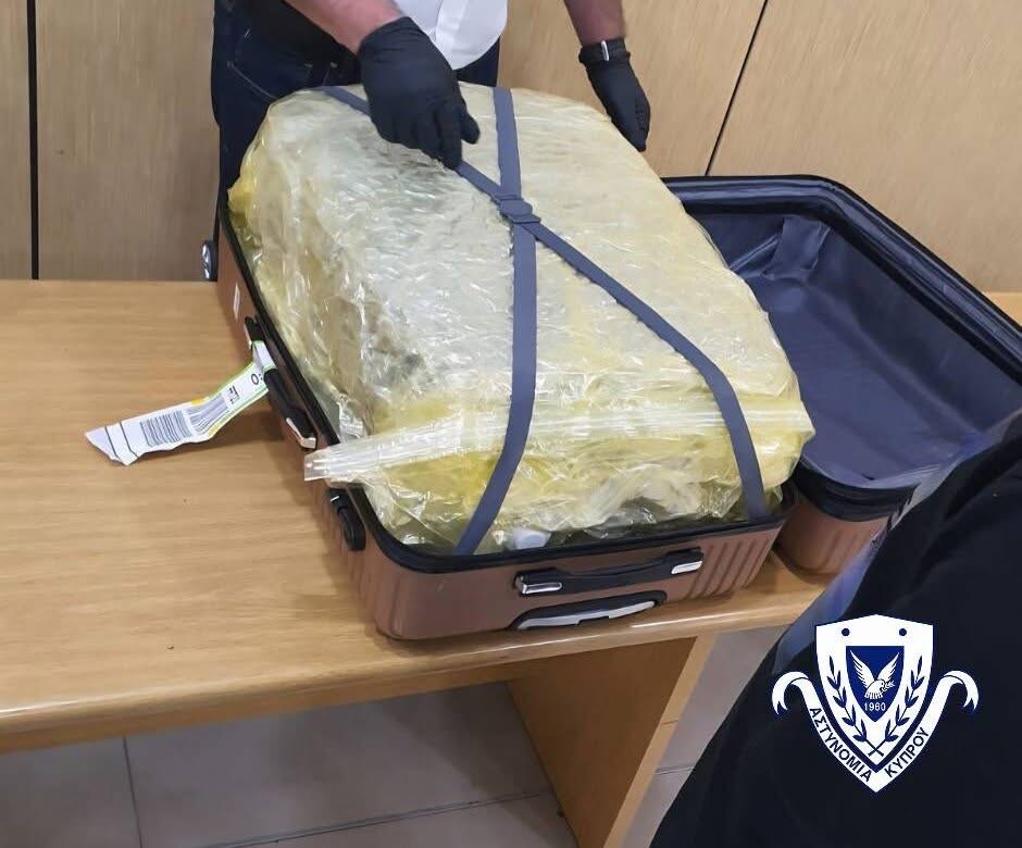Φορτωμένος με «πραμάτεια» στο αεροδρόμιο Πάφου νεαρός: Του πέρασαν χειροπέδες