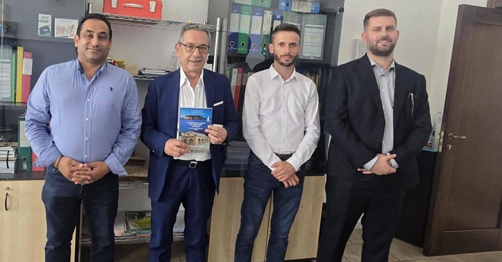 Ξεκινά άμεσα την τοποθέτηση φωτοβολταϊκών ο Δ. Ακάμα, συνάντηση στο Bridisi της Ιταλίας