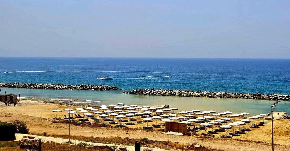 Υποδέχεται τους λουόμενους η παραλία Αλυτζιή στη Χλώρακα