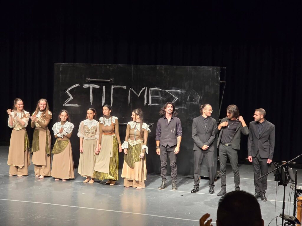 Στιγμές: Μια παράσταση που μεταμορφώνει την ποίηση σε κίνηση, ήχο και εικόνα