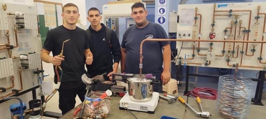 Πρωτιά για τους μαθητές της ΤΕΣΕΚ Πάφου σε διαγωνισμό Χημείας