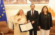 Με το Μετάλλιο Εξαίρετης Προσφοράς τίμησε ο ΠτΔ τη Μαρίζα Κωχ για συνεισφορά της στη διεθνοποίηση Κυπριακού