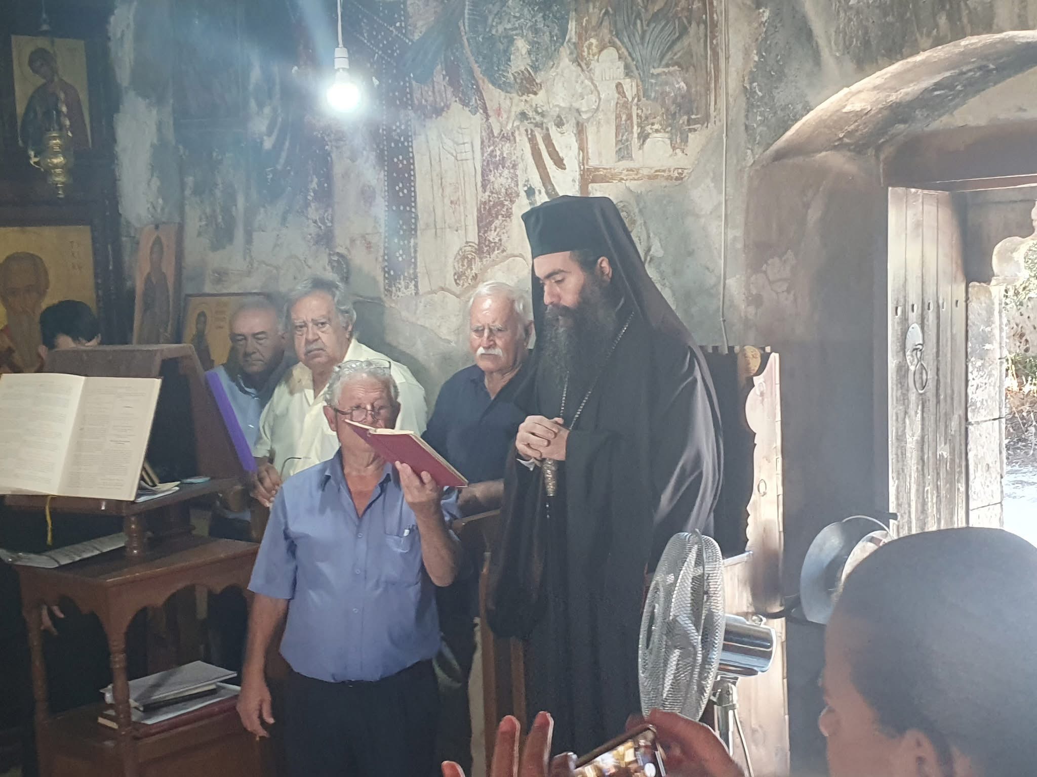 Με άδεια του Αρχιεπισκόπου τέλεσε το μνημόσυνο της μητέρας του ο Τυχικός