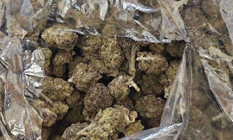 Υπό κράτηση δύο πρόσωπα για εισαγωγή ναρκωτικών μέσω ταχυδρομείου