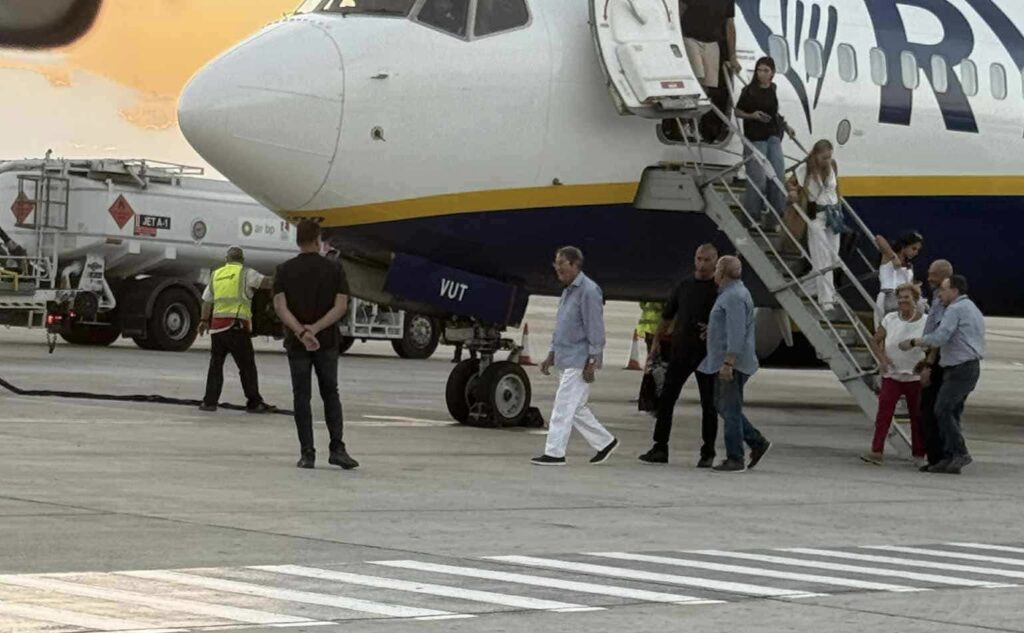 ΑΠΟΚΛΕΙΣΤΙΚΕΣ ΦΩΤΟ: Επέστρεψε από τις διακοπές του ο Νίκος Αναστασιάδης-ΚΑΡΕ ΚΑΡΕ με τη σύζυγο του Άντρη στο αεροδρόμιο