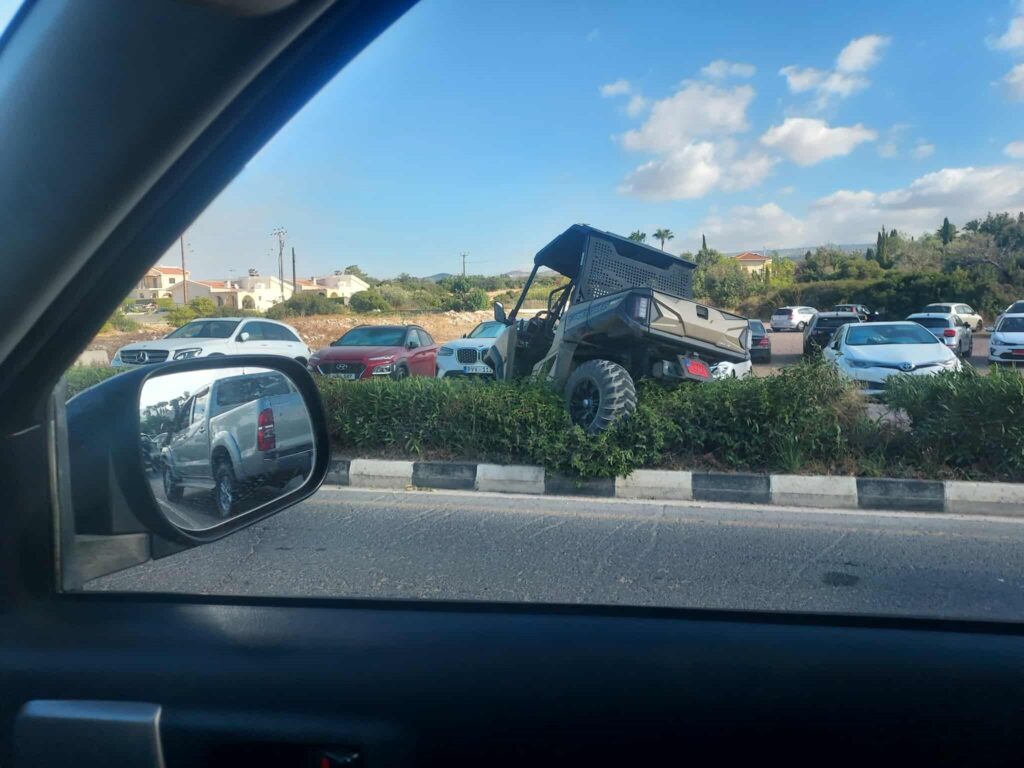 Τροχαίο στο Λατσί: Όχημα Κατέληξε σε Θάμνους – Τραυματίες στο Νοσοκομείο