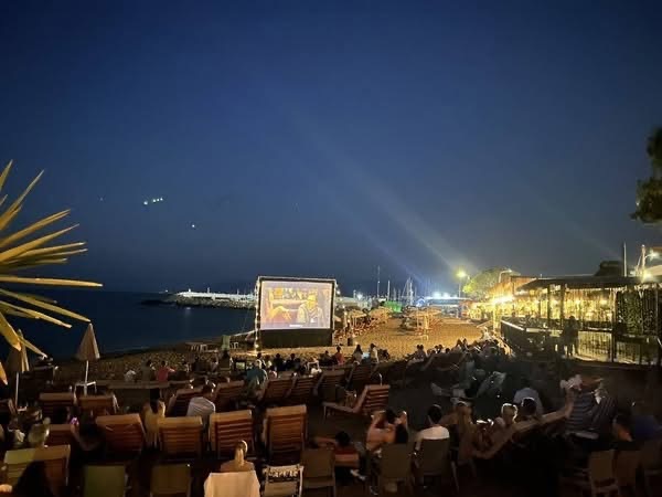Θερινό σινεμά στην παραλία του Λατσιού στην Π. Χρυσοχούς