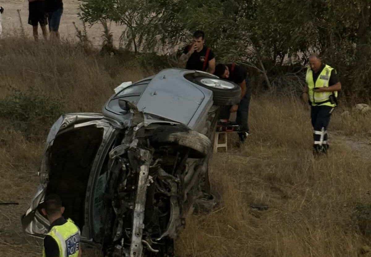 Σοβαρό τροχαίο στην Γεροσκήπου: Όχημα ανατράπηκε-Γυναίκα μεταφέρθηκε στο νοσοκομείο Πάφου