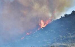 Σε χαράδρα η φωτιά μεταξύ Κοίλης-Στρουμπιού, δύσκολη προσέγγιση από επίγειες δυνάμεις