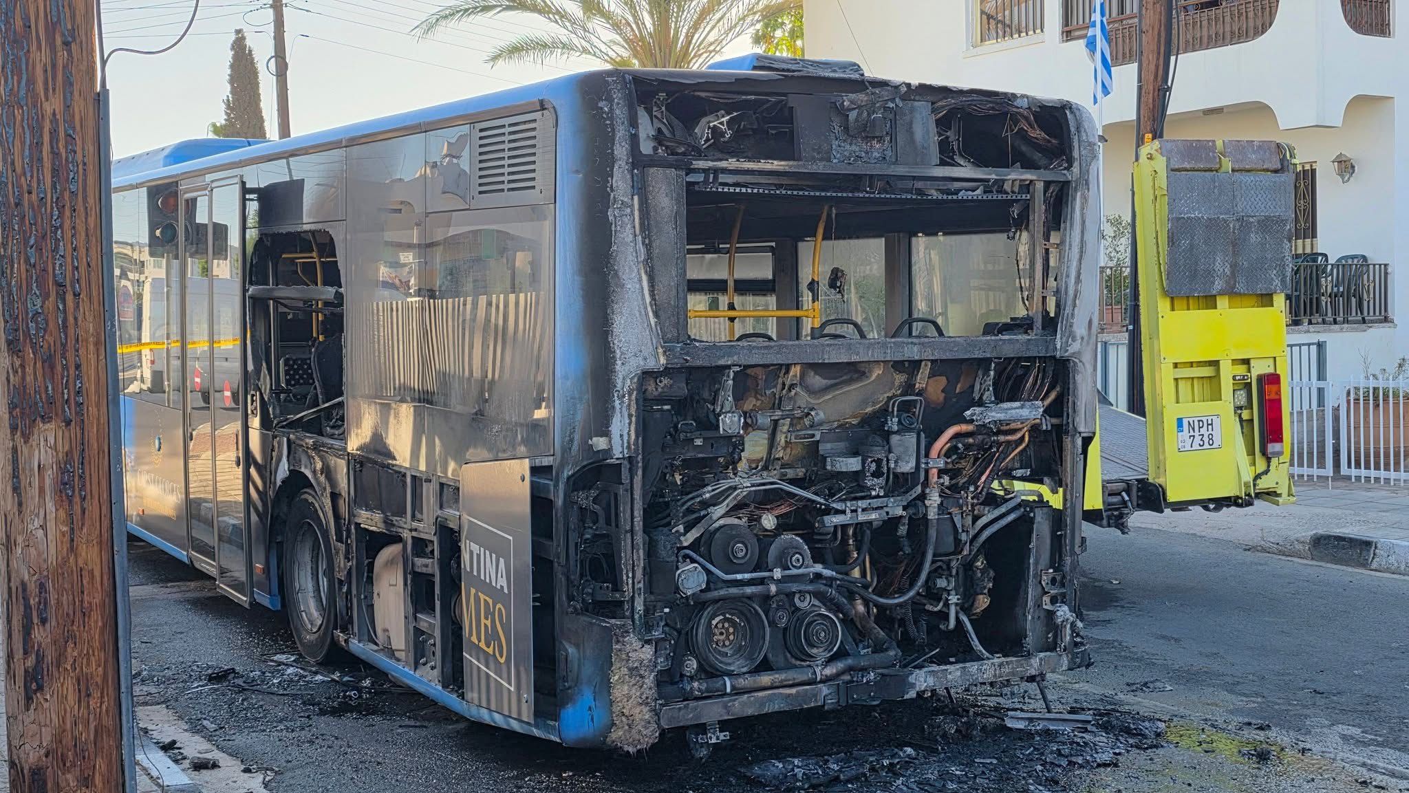 ΤΡΟΜΟΣ στη Χλώρακα, κάηκε ολοσχερώς λεωφορείο