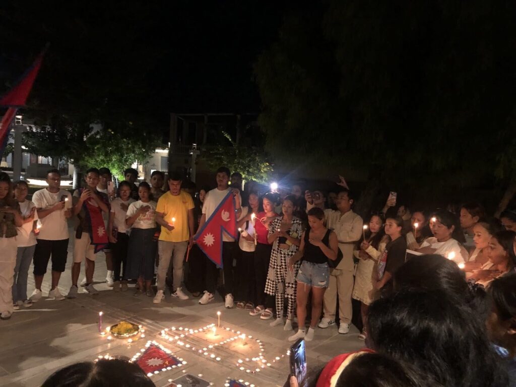 Ειρηνική συγκέντρωση Νεπαλέζων στην Πάφο για τα θύματα των αιματηρών διαδηλώσεων στην χώρα τους