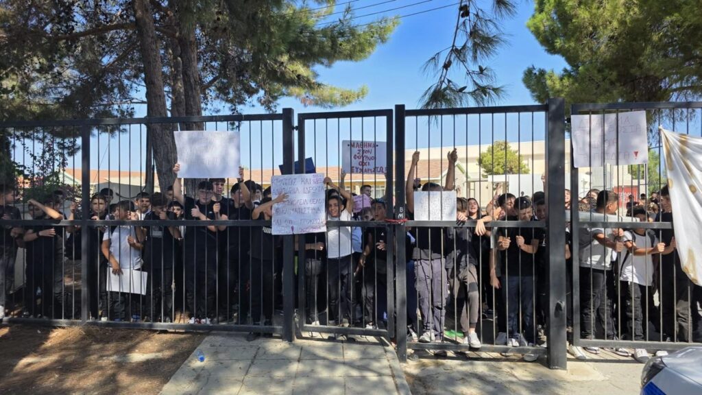 Περιμένουν ακόμη κλιματιστικά στο γυμνάσιο Π. Χρυσοχούς: «Τέρμα στα λόγια, θελουμε πράξεις»