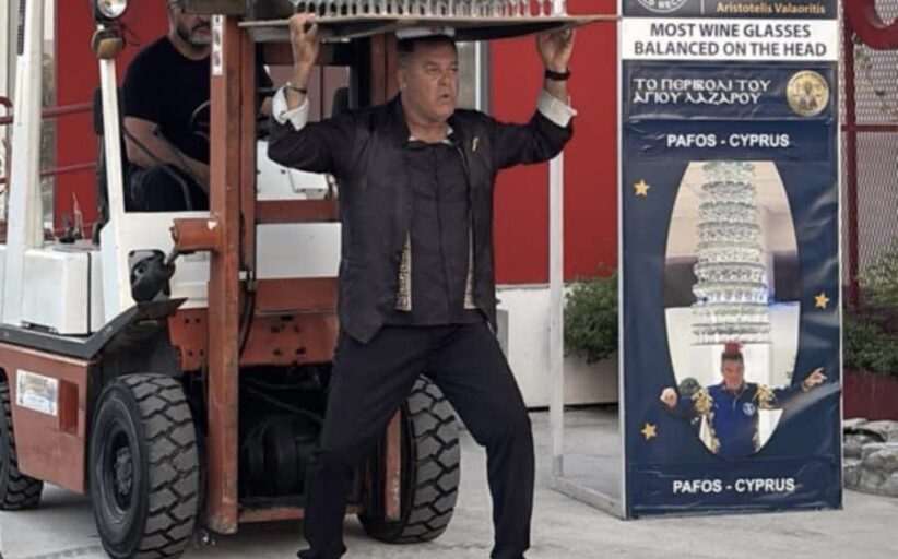 Ένα μεγάλο μπράβο στον Αριστοτέλη Βαλαωρίτη: 511 ποτήρια στο κεφάλι με ρεκορ Guinness