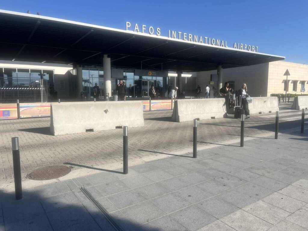 Διαμαρτυρία πολίτη για ανυπαρξία μεταφορικών μέσων  στον αερολιμένα Πάφου πέραν του ταξί