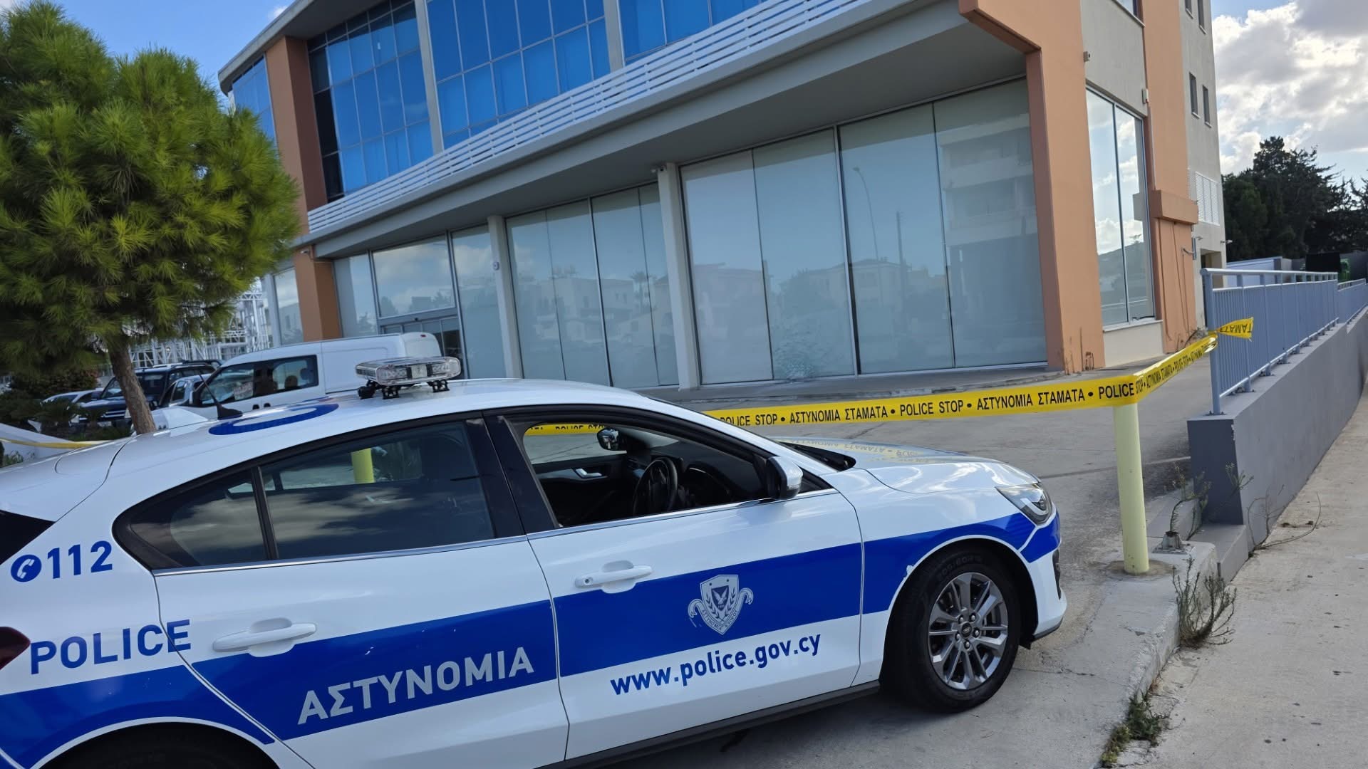 Σε χειρομβοβίδα οφείλεται η έκρηξη σε γραφεία στην Πάφο, λέει η Αστυνομία