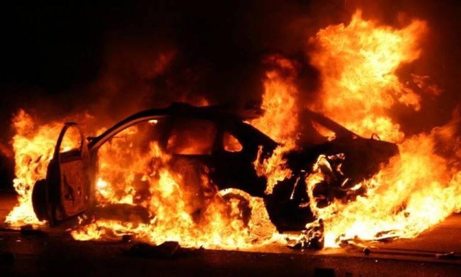 Φωτιά σε όχημα στη περιοχή Μανδριών